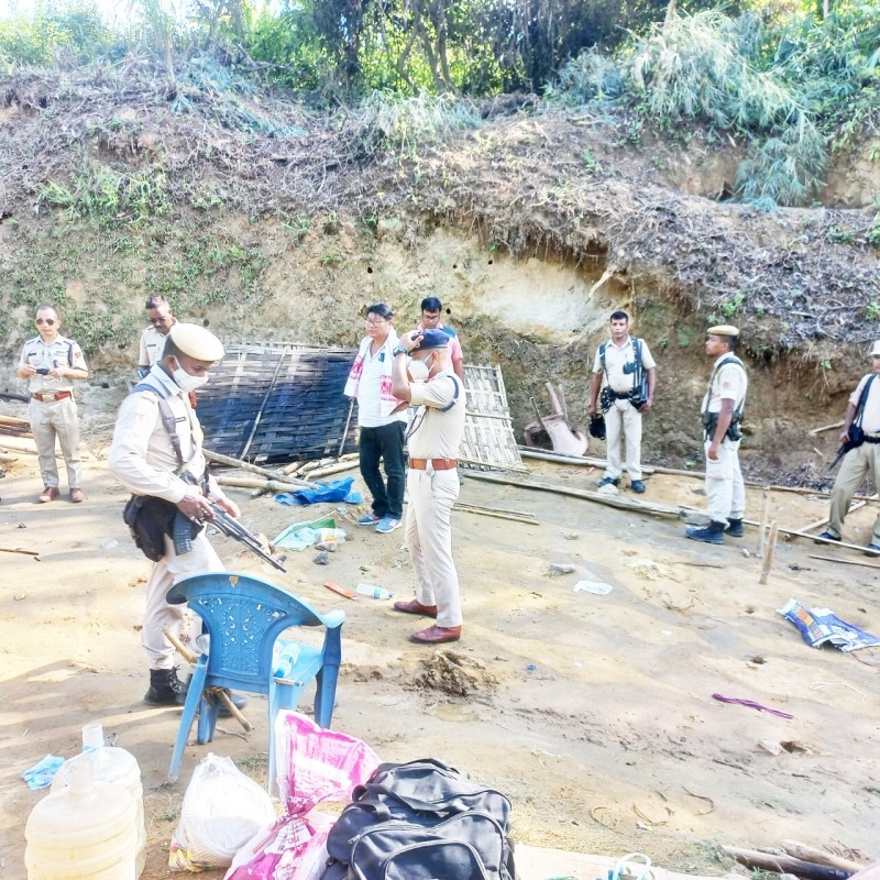 The process of withdrawal of Assam and Nagaland police forces from their posts at the disputed border village of Aosenden that began yesterday has been completed on August 1. Dismantling of all structures and withdrawal of police forces was done in the presence of Additional SP of Jorhat, SDPO Titapar, Border Magistrate of Mariani and OC Mariani police station representing the Assam side while Additional SP of Mokokchung, SDPO Mangkolemba and Border Magistrate of Merangmen represented Nagaland.  Sources at the border area informed that dismantling of structures and withdrawal of police forces from Vikuto village will commence from tomorrow. (Photo Courtesy: TNYF)